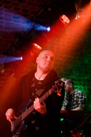 Koncert S.M.ROCK: na scenie nauczyciel gry na basie Grzegorz Nosek, w tle nauczyciel gry na instrumentach klawiszowych Piotr Niedojadło podczas wykonywania piosenki