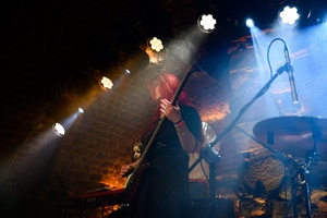 Koncert S.M.ROCK: na scenie uczennice i uczniowie  wykonujący piosenkę przed publicznością