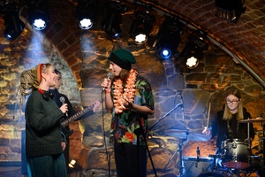 Koncert S.M.ROCK: Uczennice i uczniowie na scenie wykonujący piosenkę przed publicznością