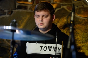 Koncert S.M.ROCK: na scenie uczeń grający na perkusji