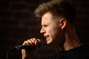 Koncert S.M.ROCK: na scenie uczeń śpiewający piosenkę