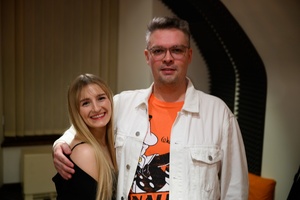 Koncert S.M.ROCK: nauczyciele śpiewu Weronika Kukla i Sławomir Ramian przed wyjściem na scenę