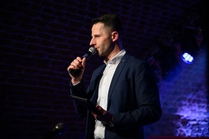 Koncert S.M.ROCK: Zapowiedź koncertu. Na scenie konferansjer Sebastian Szafarz