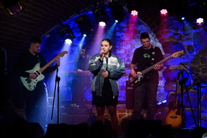 Koncert S.M.ROCK: na scenie zespół Time w składzie Łucja Wrzesień, Karolina Taraszka, Łukasz Bugajski, Janusz Zychal  wykonujący piosenkę przed publicznością