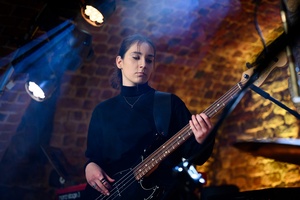 Koncert S.M.ROCK: na scenie uczennica grająca na gitarze basowej