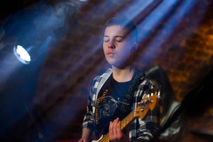 Koncert S.M.ROCK: na scenie uczeń grający na gitarze basowej