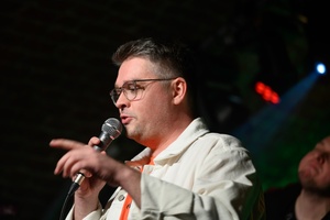 Koncert S.M.ROCK: na scenie nauczyciel śpiewu Sławomir Ramian podczas wykonania piosenki