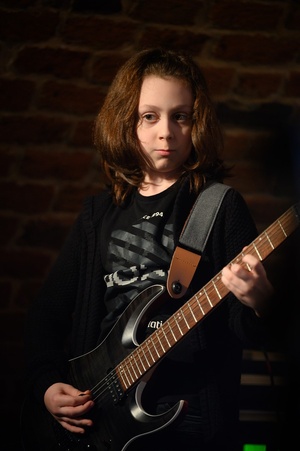 Koncert S.M.ROCK: na scenie uczeń grający na gitarze