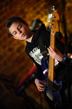Koncert S.M.ROCK: na scenie uczeń grający na gitarze basowej