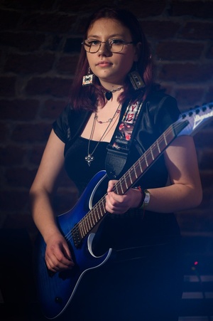 Koncert S.M.ROCK: na scenie uczennica grająca na gitarze