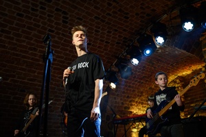 Koncert S.M.ROCK: na scenie uczniowie wykonujący piosenkę przed publicznością