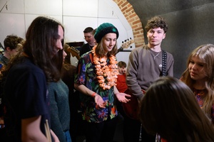 Koncert S.M.ROCK: Uczniowie S.M.ROCK w garderobie w oczekiwaniu na wejście na scenę