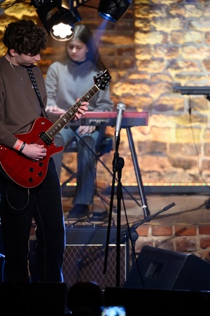 Koncert S.M.ROCK: Uczennice i uczniowie na scenie wykonujący piosenkę przed publicznością