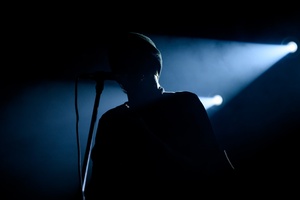 Na scenie wokalista i gitarzysta Dziwnej Wiosny Dawid Karpiuk