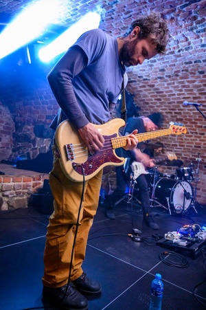 Na scenie basista Dziwnej Wiosny  Wojtek Traczyk