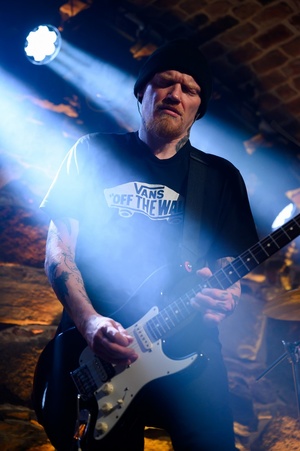 Na scenie wokalista i gitarzysta Dziwnej Wiosny Dawid Karpiuk