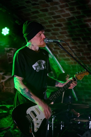 Na scenie wokalista i gitarzysta Dziwnej Wiosny Dawid Karpiuk