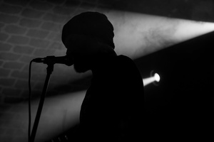 Na scenie wokalista i gitarzysta Dziwnej Wiosny Dawid Karpiuk