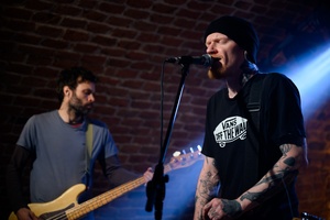 Na scenie wokalista i gitarzysta Dziwnej Wiosny Dawid Karpiuk oraz basista Wojtek Traczyk