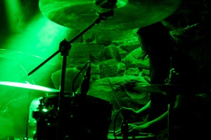 Na scenie perkusista Dziwnej Wiosny Łukasz Moskal