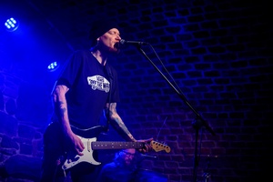 Na scenie wokalista i gitarzysta Dziwnej Wiosny Dawid Karpiuk