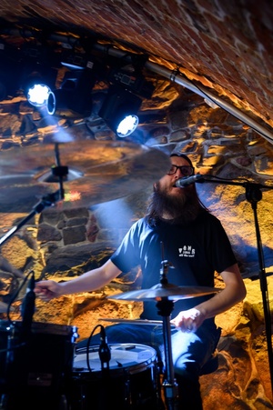 Na scenie perkusista Dziwnej Wiosny Łukasz Moskal