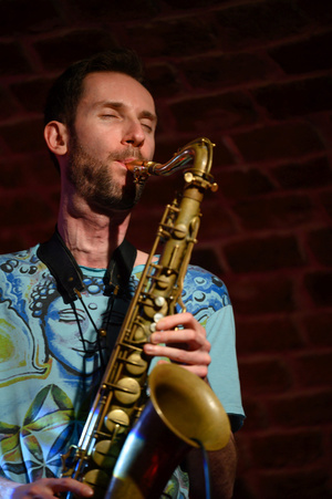 Koncert: The Flash! - Sławek Pezda gra na saksofonie.