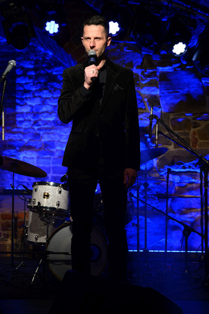 Koncert: The Flash! - Powitanie publiczności na koncercie The Flash! Na scenie Sebastian Szafarz - konferansjer.