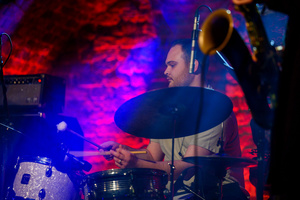 Koncert: The Flash! - Max Olszewski (perkusista) podczas koncertu.