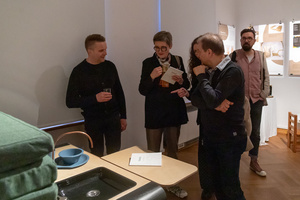 Wystawa: Wynurzenie - Publiczność na wernisażu wystawy, oglądająca prace z kierunku Wzornictwo.