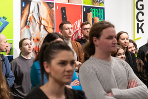 Wystawa: Wynurzenie - Publiczność na wernisażu wystawy, oglądająca prace z kierunku Grafika.