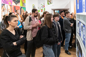 Wystawa: Wynurzenie - Publiczność na wernisażu wystawy, oglądająca prace z kierunku Grafika.