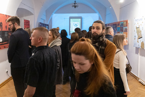 Wystawa: Wynurzenie - Publiczność na wernisażu wystawy, oglądająca prace z kierunku Grafika.