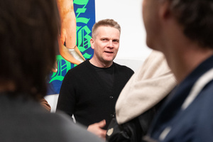 Wystawa: Wynurzenie - Publiczność na wernisażu wystawy. Na drugim planie dr Bartłomiej Bałut.