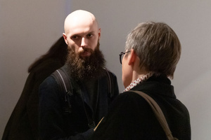 Wystawa: Wynurzenie - Publiczność na wernisażu wystawy.