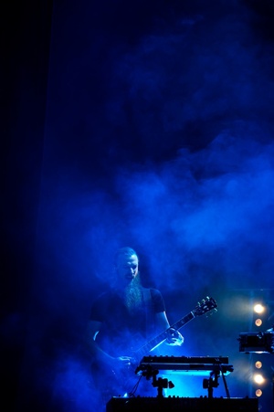 Koncert: Fisz Emade Tworzywo - Na scenie gitarzysta Michał Sobociński