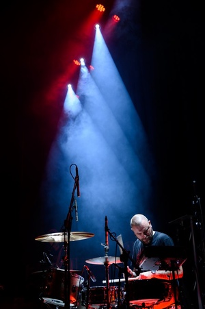 Koncert: Fisz Emade Tworzywo - Na scenie perkusista Piotr Waglewski