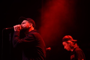 Koncert: Fisz Emade Tworzywo - Na scenie w tle basista Staszek Wróbel i na pierwszym planie wokalista Bartek Waglewski