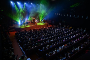 Koncert: Fisz Emade Tworzywo - Widok na scenę i zespół Fisz Emade Tworzywo z balkonu w Marzeniu