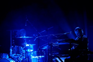 Koncert: Fisz Emade Tworzywo - Na scenie na pierwszym planie po prawej pianista Mariusz Obijalski, w tle perkusista Piotr Waglewski