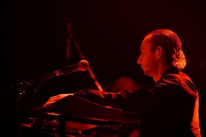 Koncert: Fisz Emade Tworzywo - Na scenie pianista Mariusz Obijalski