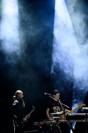 Koncert: Fisz Emade Tworzywo - Na scenie od lewej gitarzysta Michał Sobociński i basista Staszek Wróbel