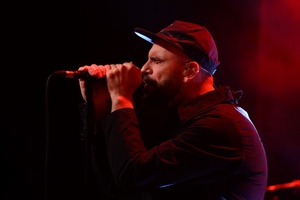 Koncert: Fisz Emade Tworzywo - Na scenie wokalista Bartek Waglewski