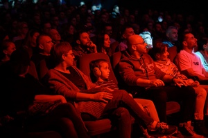 Koncert: Fisz Emade Tworzywo - Publiczność przed sceną w sali kina