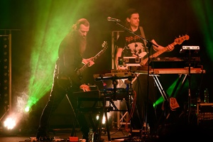 Koncert: Fisz Emade Tworzywo - Na scenie od lewej gitarzysta Michał Sobociński i basista Staszek Wróbel