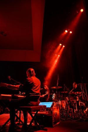 Koncert: Fisz Emade Tworzywo - Na scenie pianista Mariusz Obijalski i perkusista Piotr Waglewski