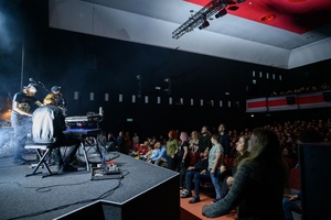 Koncert: Fisz Emade Tworzywo - Publiczność przed sceną, na której gra zespół Fisz Emade Tworzywo