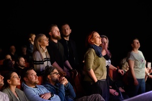 Koncert: Fisz Emade Tworzywo - Tańcząca publiczność przed sceną