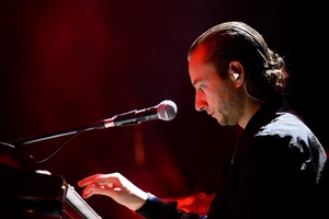 Koncert: Fisz Emade Tworzywo - Na scenie pianista Mariusz Obijalski