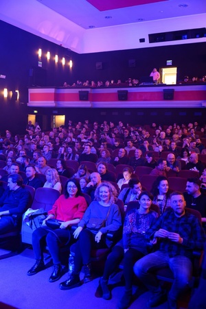 Koncert: Fisz Emade Tworzywo - Publiczność w sali kina
